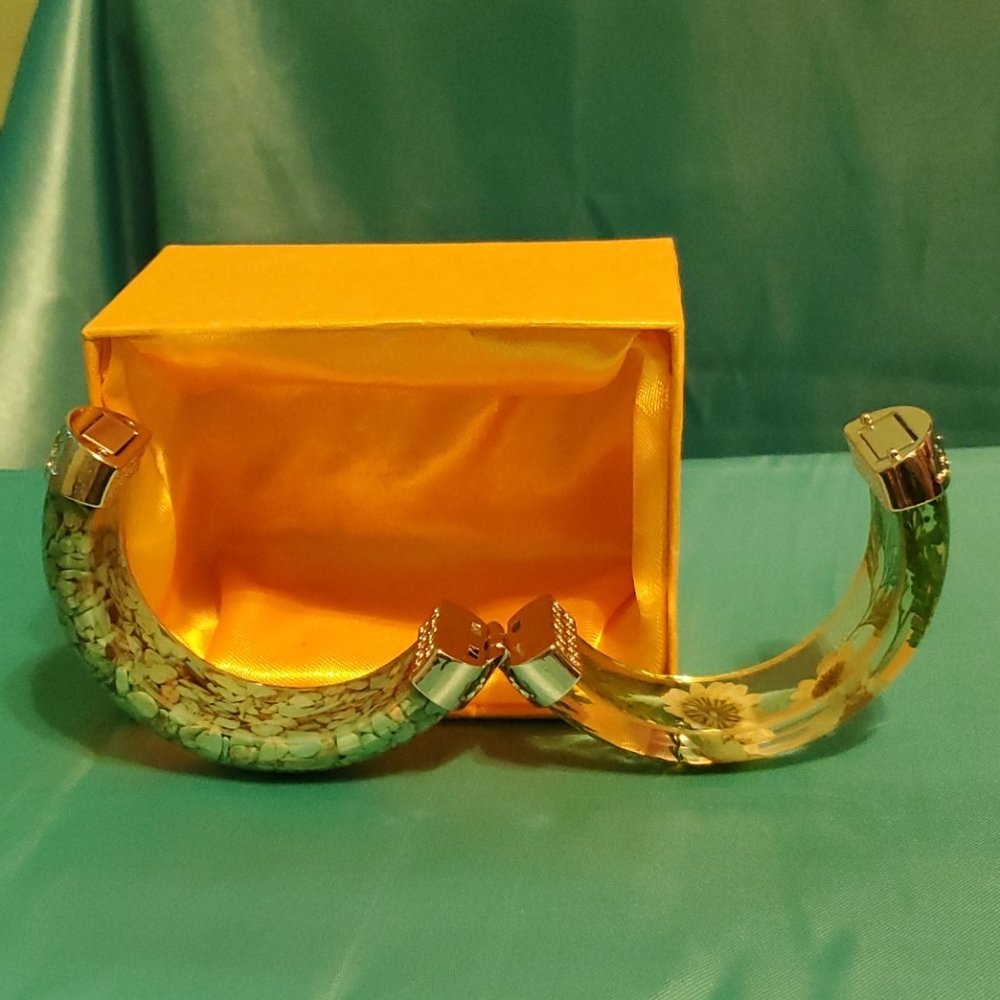 Womens size 8.5" Lucie bracelet, magnetic closure
